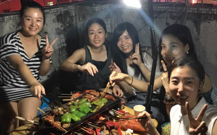 為慶祝珠寶商四五月的輝煌業(yè)績 珠寶商技術(shù)團(tuán)隊(duì)集體燒烤